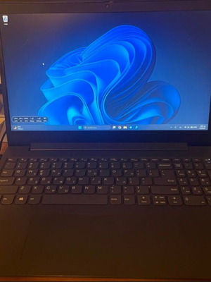 Lenovo laptop 15.6" Ryzen 3 8GB RAM 256GB SSD