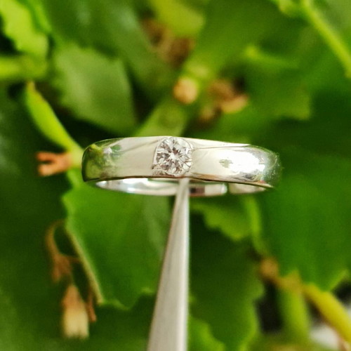 Delicate silver ring with zirconium new
