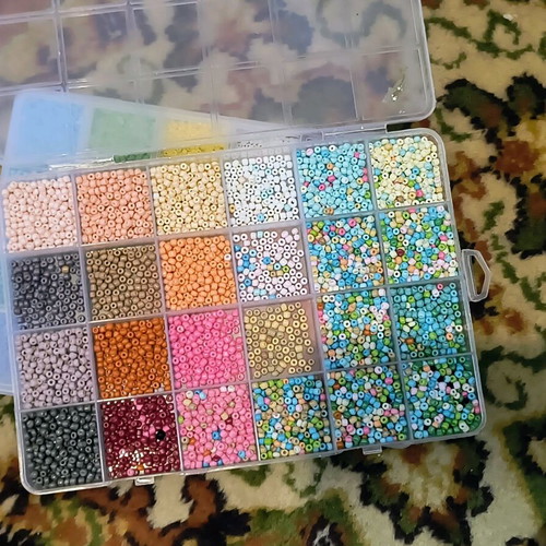Bead case like new with colorful beads