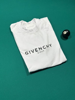 Givenchy Tee white, like new, baggy size M-L