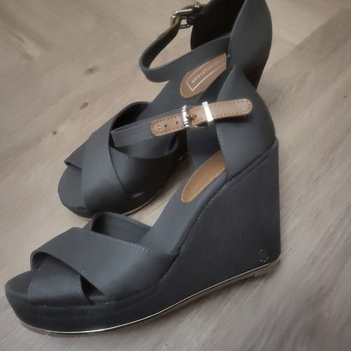 Tommy Hilfiger khaki platform sandals size 38 like new
