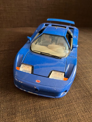 Bucatti EB110 Blue 1:18 Burago like new