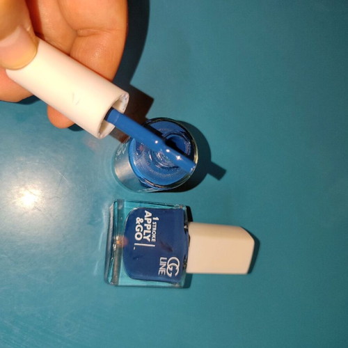 Blue nail polish like new, student set of 2