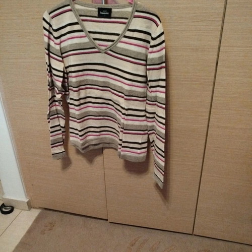 Benotti V-neck pullover like new, size large, black and beige