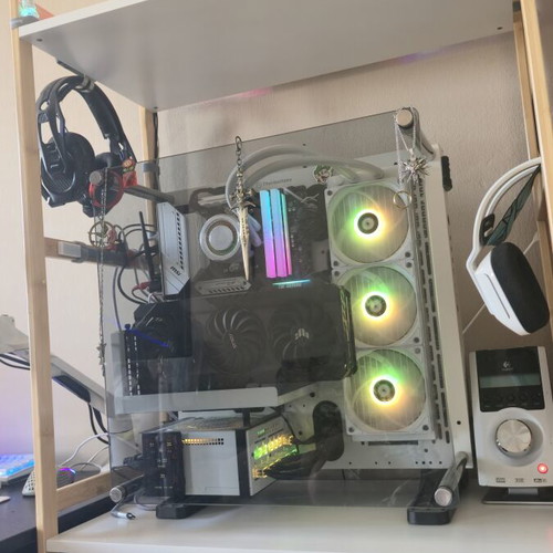 Gaming computer like new with unique design and wall mount option