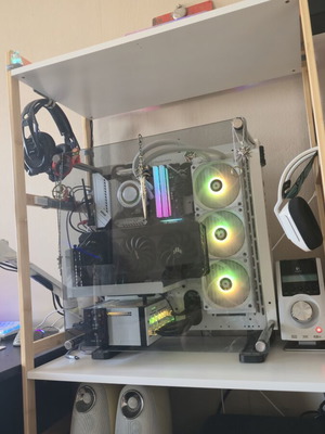 Gaming computer like new with unique design and wall mount option
