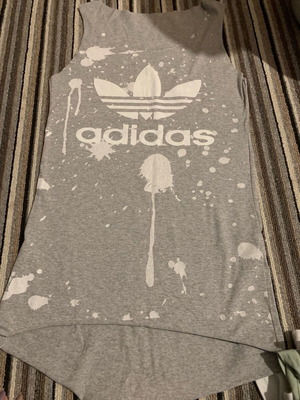 Adidas сива тениска като нова, прилепнала с по-дълъг гръб