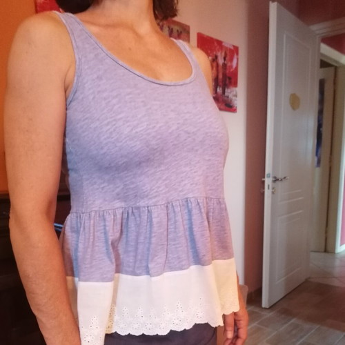 Viva top with lace trim like new, size S/M, white and blue