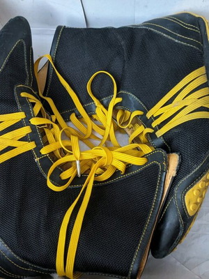 Vecini boots used size 39 black and yellow