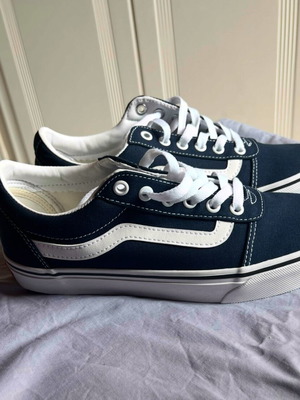 Vans athletic shoes new, dark blue size 39