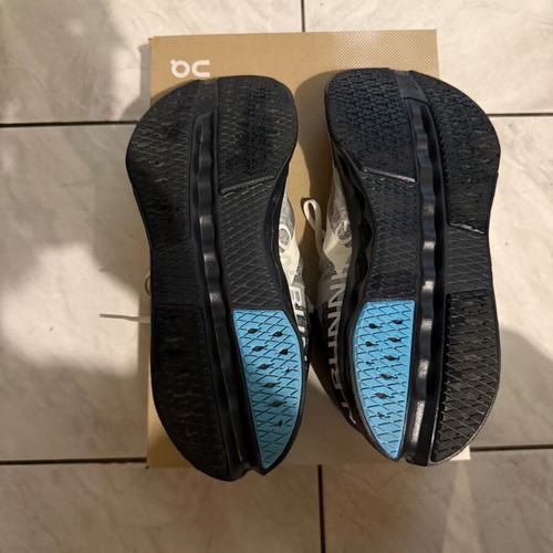 On Cloudsurfer Next Lumos sneakers size 42.5 like new black/dew