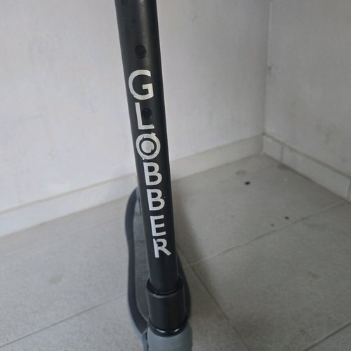 Globber scooter foldable with 3 height positions and foot brake like new
