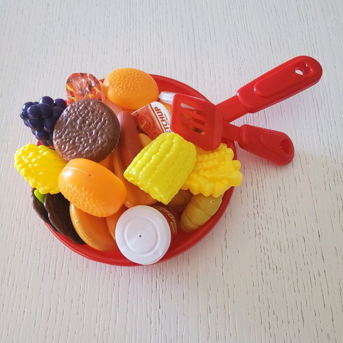 Toy frying pan with 30 fast food pieces like new
