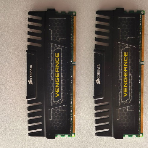 Corsair Vengeance 8GB DDR3 1600MHz CL9 RAM kit like new