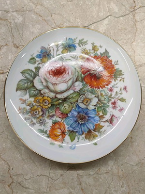 Kaiser decorative wall plate like new with hand-painted floral design