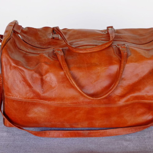 Leather travel bag like new, whiskey color