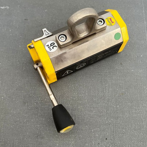 Max 300 lifting magnets with operating lever like new
