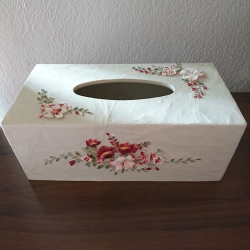 Tissue box like new with embossed flowers 27×10