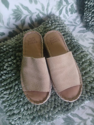 Un paso mas platform suede slippers like new, size 36, beige