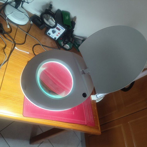 Table magnifying glass with LED light for beautician