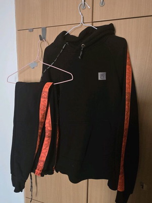 Σετ φόρμας Vinyl Art Clothing μαύρο με πορτοκαλί λωρίδες, μέγεθος 2XL σαν καινούργιο
