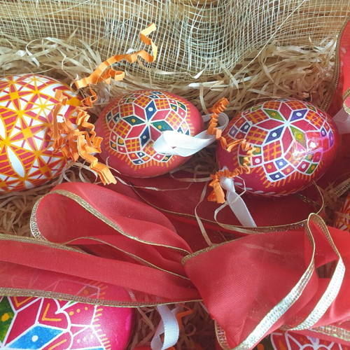 Easter egg basket like new, woven with wooden handles
