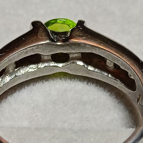 Silver 925 ring with peridot like new