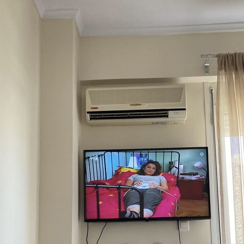 LG 43UM7000 LED TV 43’ like new with OFA WWM442 stand gift