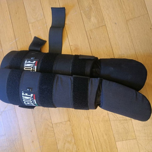Leone shin guards like new, size Medium