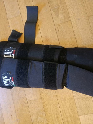Leone shin guards like new, size Medium