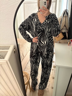 Zebra set like new, airy with pockets on pants