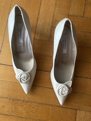 Bournazos leather pumps 37 1/2 like new, beige
