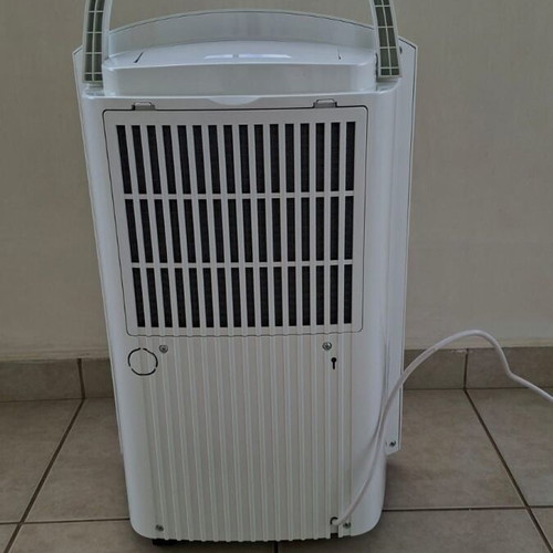 Singer SDHM-20DI 20 lt dehumidifier like new with ionizer