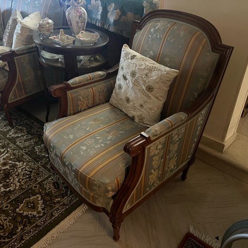 Vintage classic carved living room set like new with sofa, loveseat, 2 armchairs and tables