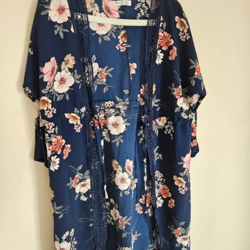 Kimono used floral in sizes S and M, blue and pink
