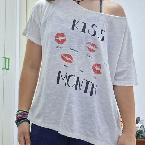 Oversized Off-Shoulder T-Shirt Admiral like new, white multicolor