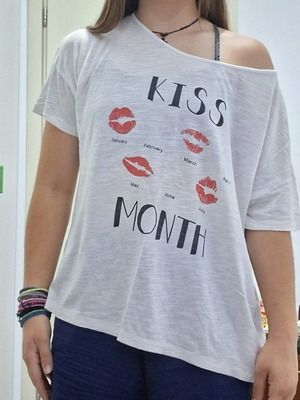 Oversized Off-Shoulder T-Shirt Admiral like new, white multicolor