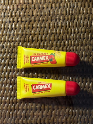 Carmex Ενυδατικό Βάλσαμο Χειλιών Σαν Καινούργιο, Κλασικό και Φράουλα SPF15