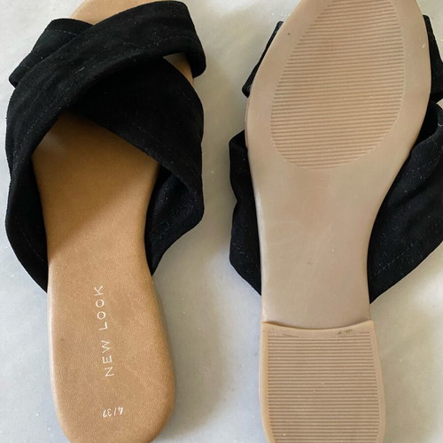 Slippers with wide black straps New Look size 37