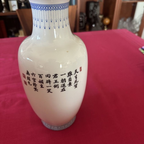 Chinese vase 35 cm tall with Famille Rose figure, like new