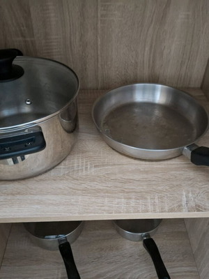 Pots and frying pan used, 3 stainless steel with lids and 1 pan