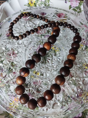 Wooden necklace with large beads like new, brown