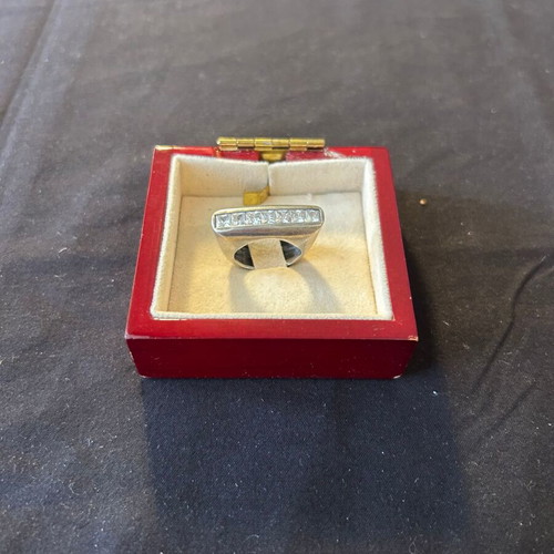 Silver 925 ring with white stones like new