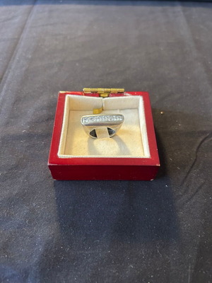 Silver 925 ring with white stones like new
