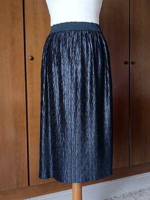 Black skirt size S like new, shiny with elastic waist