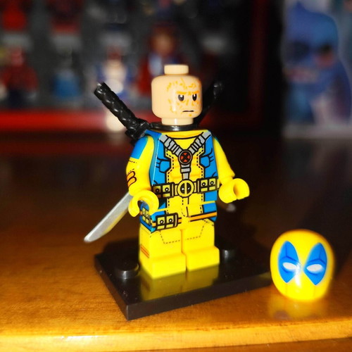 Deadpool X-Men Suit minifigure like new with stand and two katanas