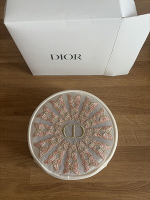 Νεσεσέρ Dior καινούργιο με κεντημένες πεταλούδες