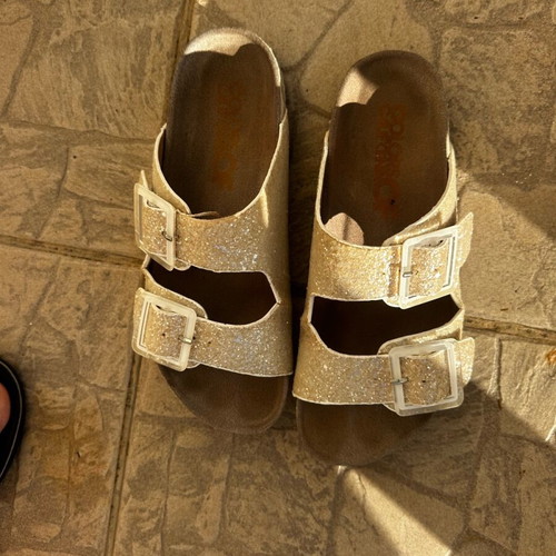 Colors of California white slippers used, size 38