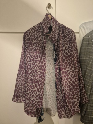Shirt with purple patterns new collection like new, one size