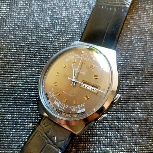 Raketa mechanic wristwatch used with perpetual calendar